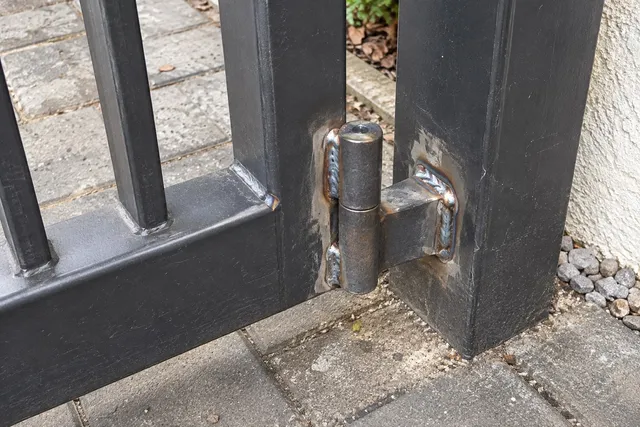 Ponownie przyspawany zawias stalowej bramy